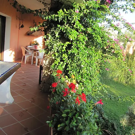 Luna Ruja Bed & Breakfast *