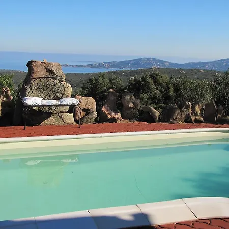 Luna Ruja Bed & Breakfast *